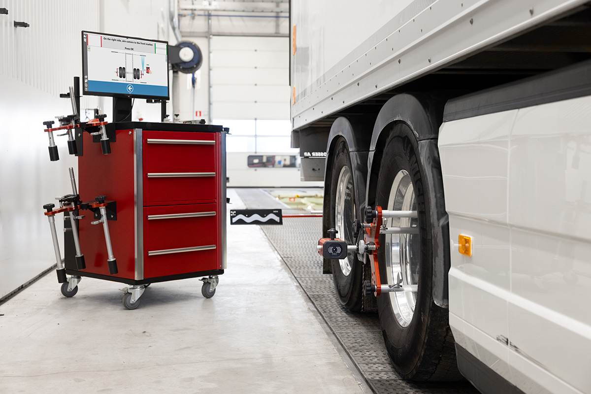 Truck with JOSAM Cam-Aligner attached an Cam-Aligner storage cabinet and Computer