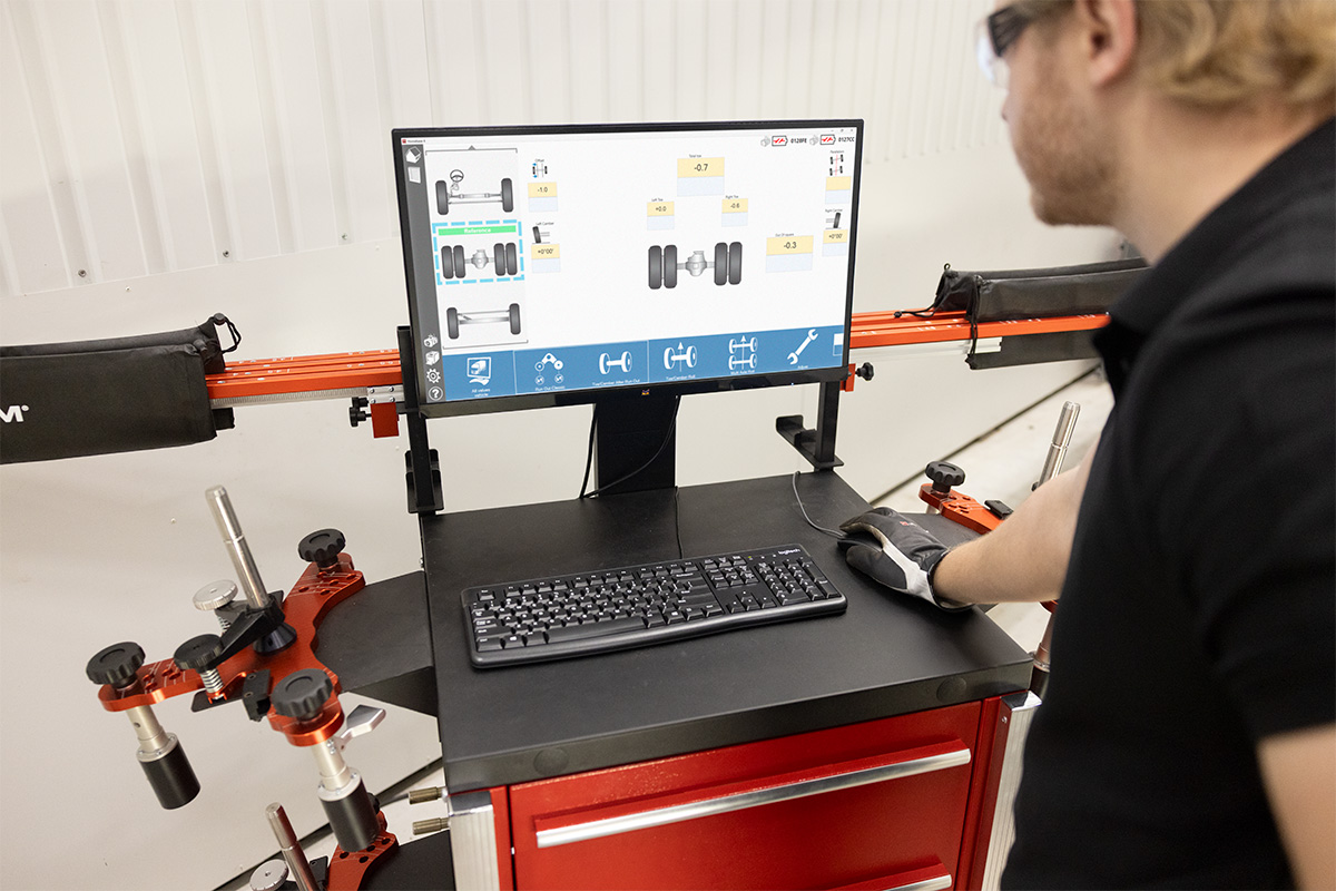 Technician using JOSAM alignment software