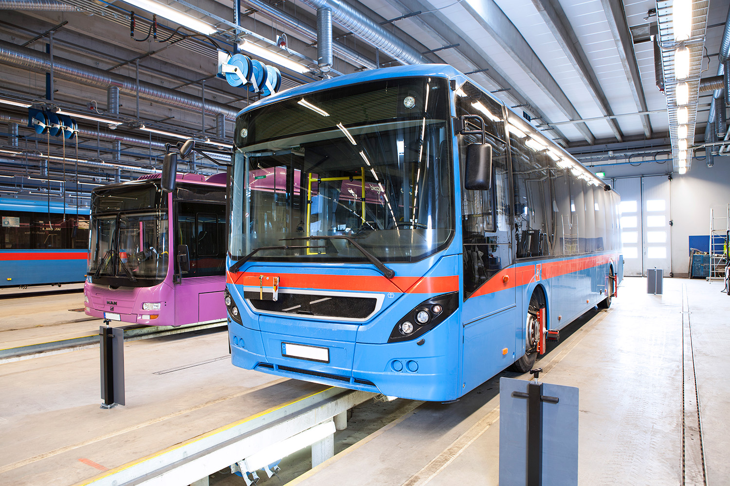 A bus with Josam I-Track II Wheel aligners 
