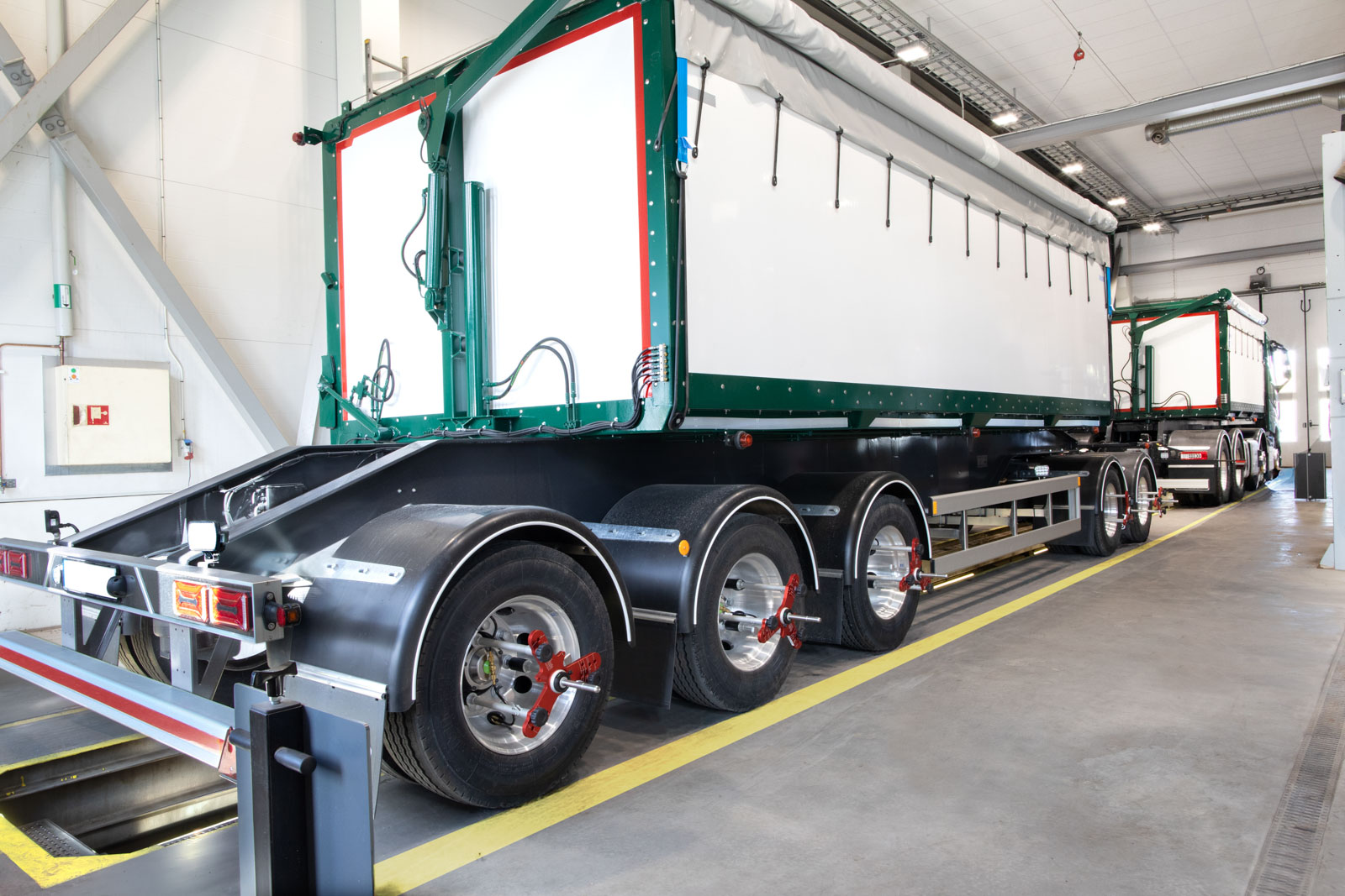 A trailer with Josam I-Track II wheel aligners 