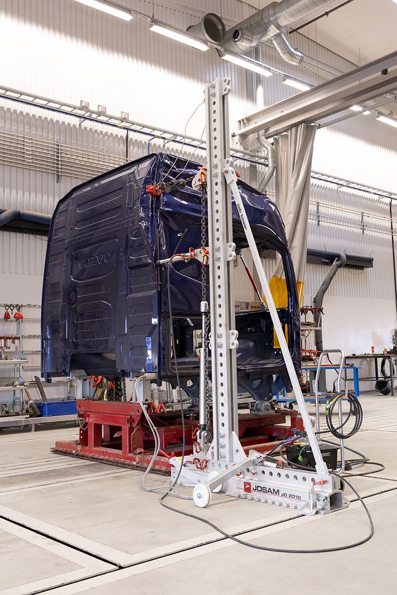 JOSAM Cab Tower and Cab Bench in use on a damaged truck cab
