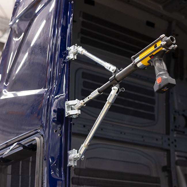 5-ton push and pull spreader tool being used on Truck cab