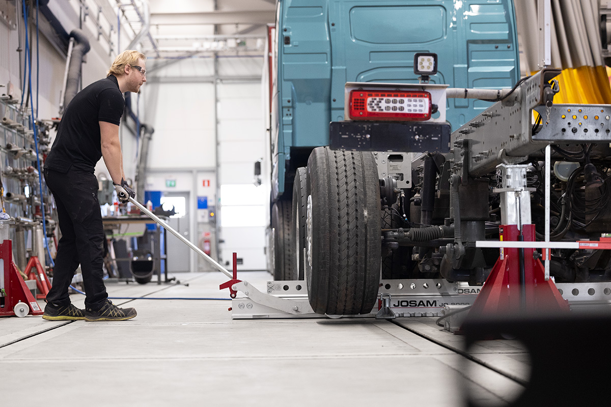 Technician positioning JOSAM Frame Press trolley on a truck frame